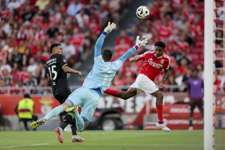 Justin Bijlow in actie tegen Benfica