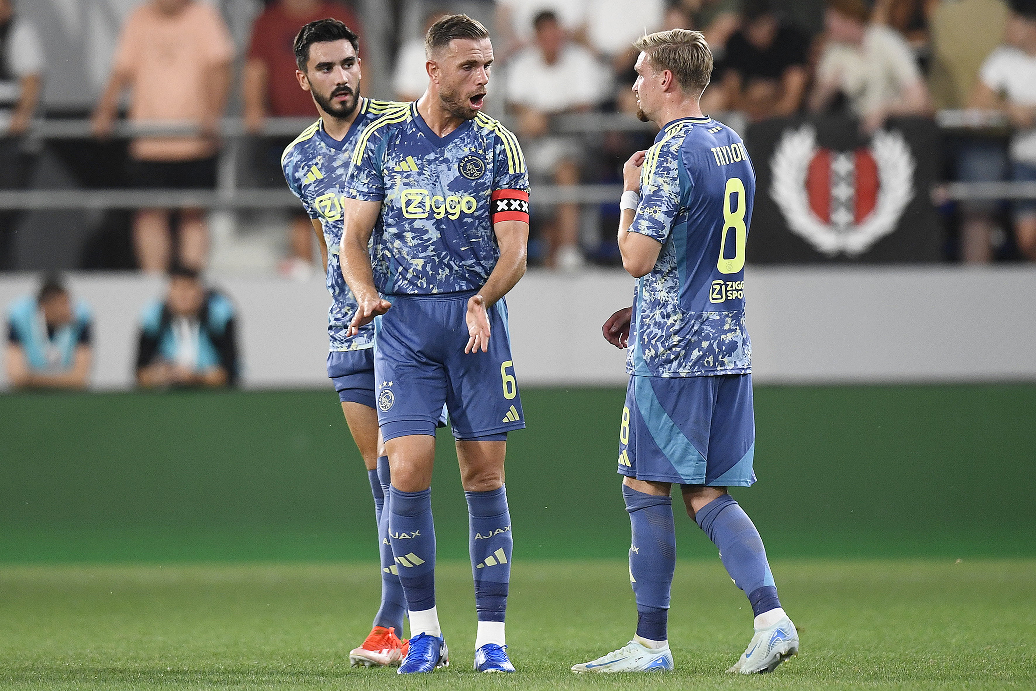 Josip Sutalo, Jordan Henderson en Kenneth Taylor