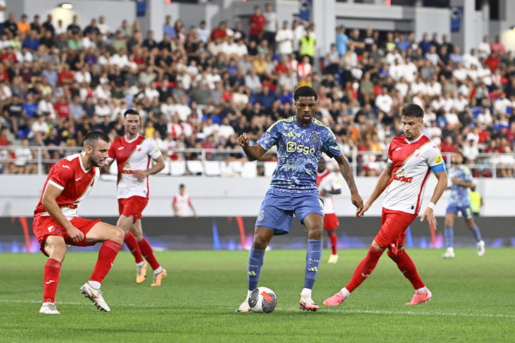 Chuba Akpom tegen Vojvodina FK