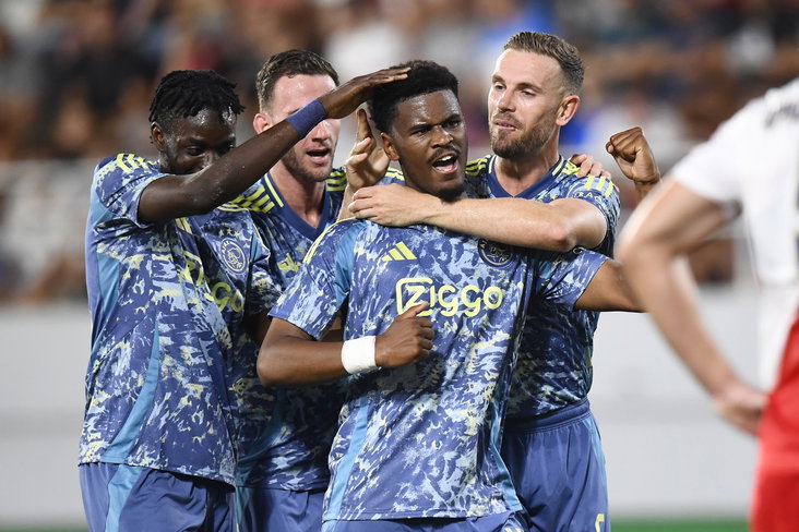 Ajax viert de fraaie treffer van Jorrel Hato in Servië