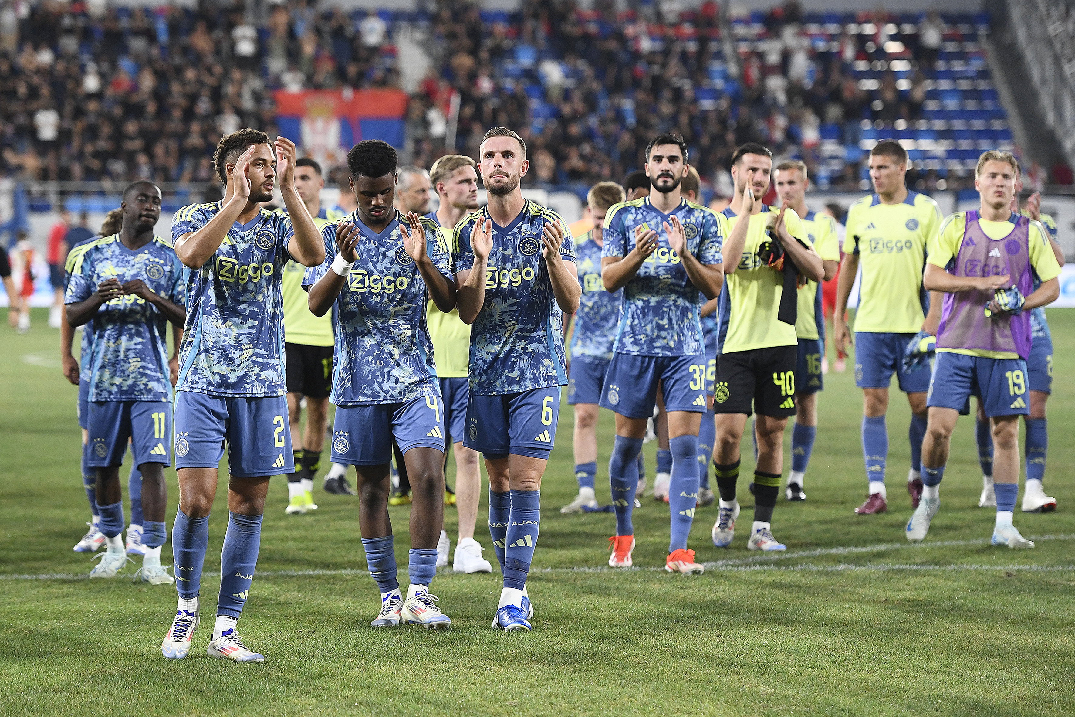 Devyne Rensch bedankt de Ajax-fans na de zege op Vojvodina
