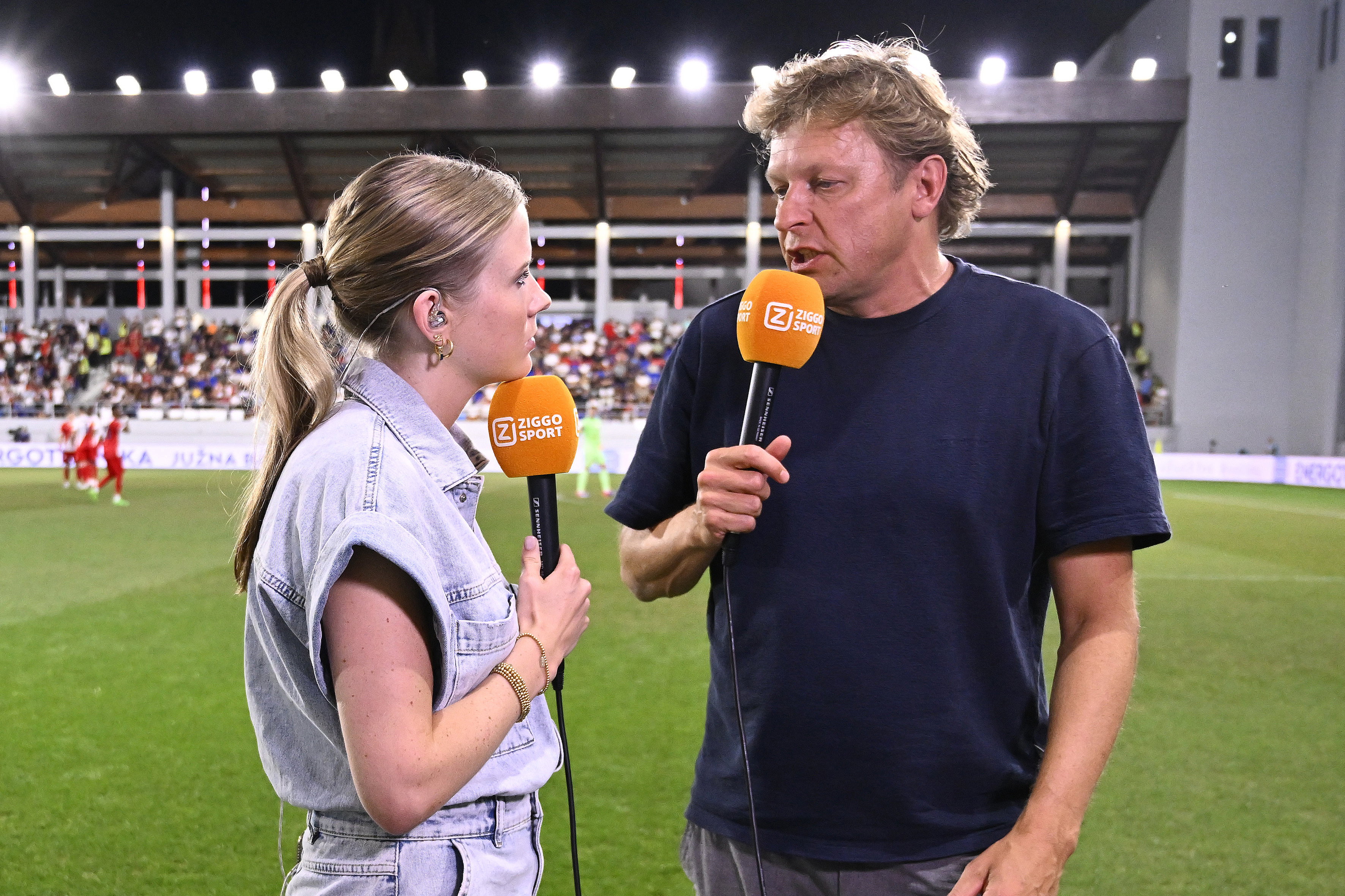 Noa Vahle en Youri Mulder in het stadion van Vojvodina