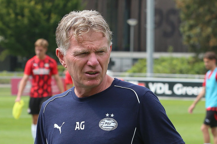 Alfons Groenendijk als trainer van Jong PSV
