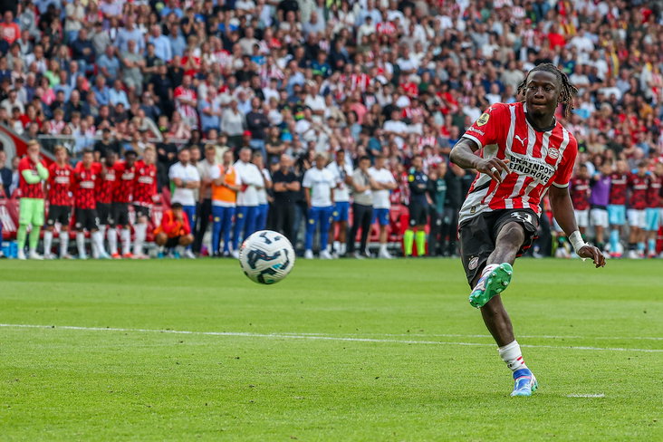 Johan Bakayoko mist zijn penalty tegen Feyenoord