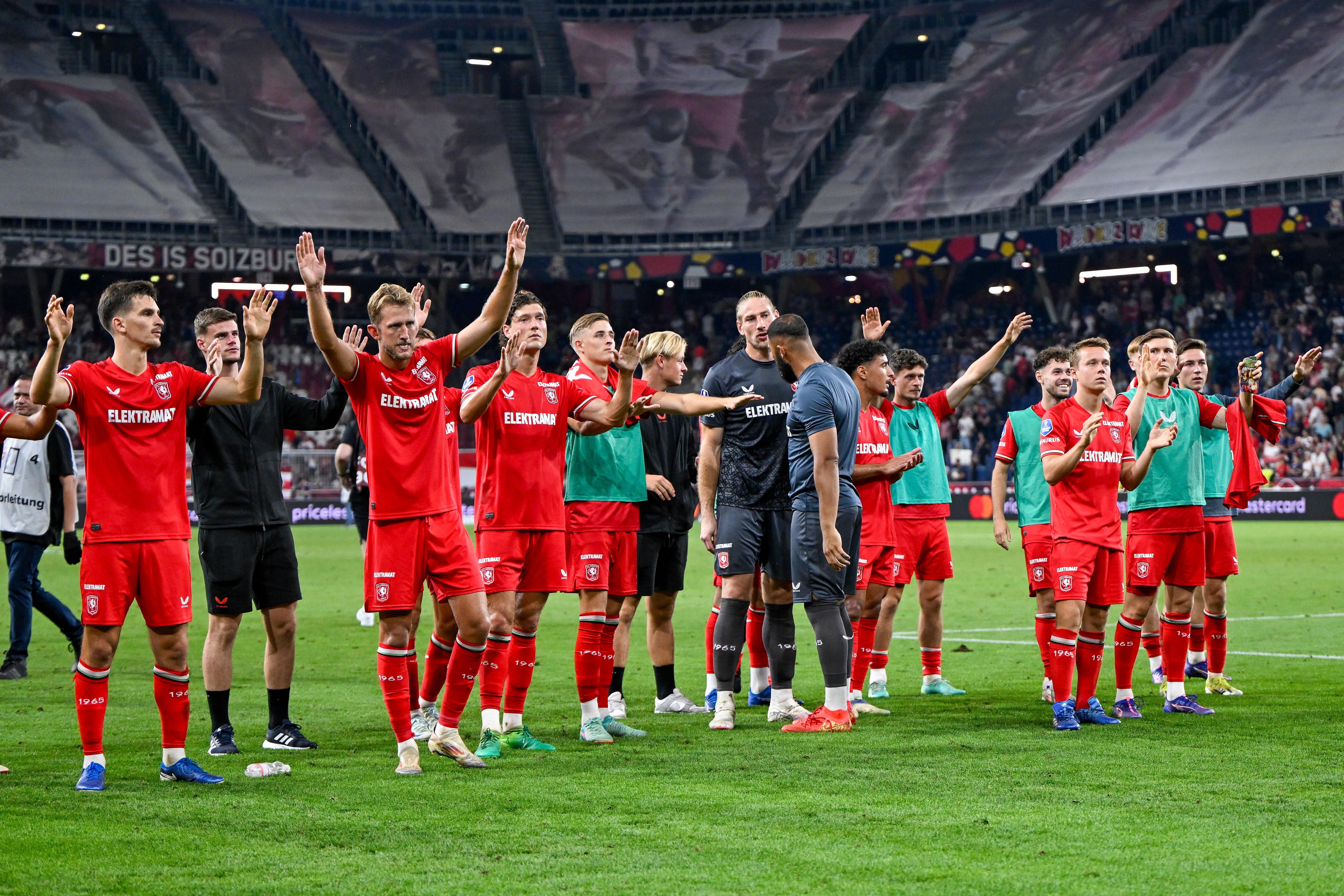 FC Twente bedankt de supporters na het duel in Salzburg