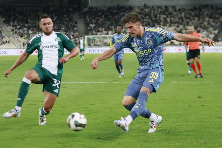 George Baldock tegen Mika Godts