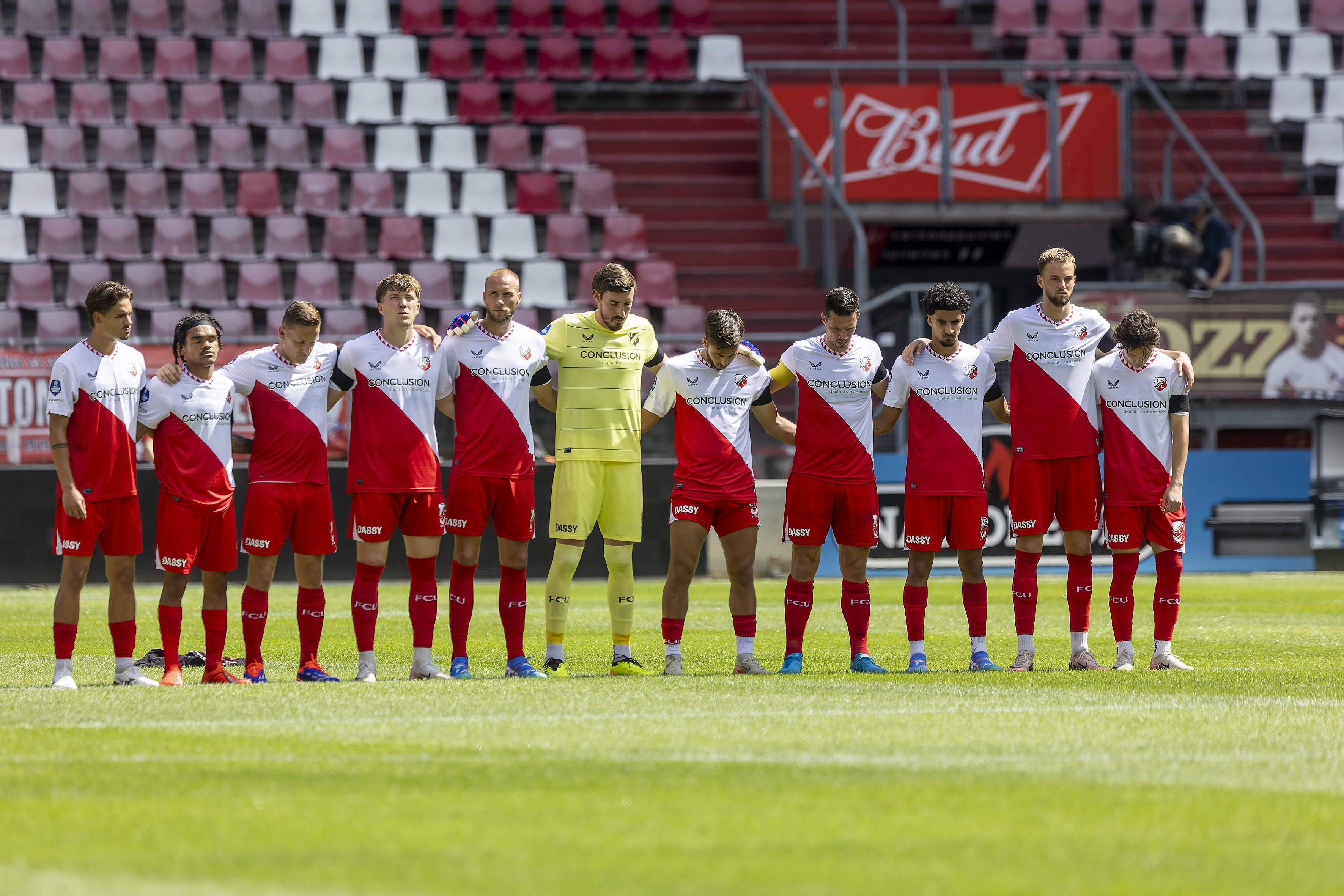 De spelers van FC Utrecht tijdens een minuut stilte