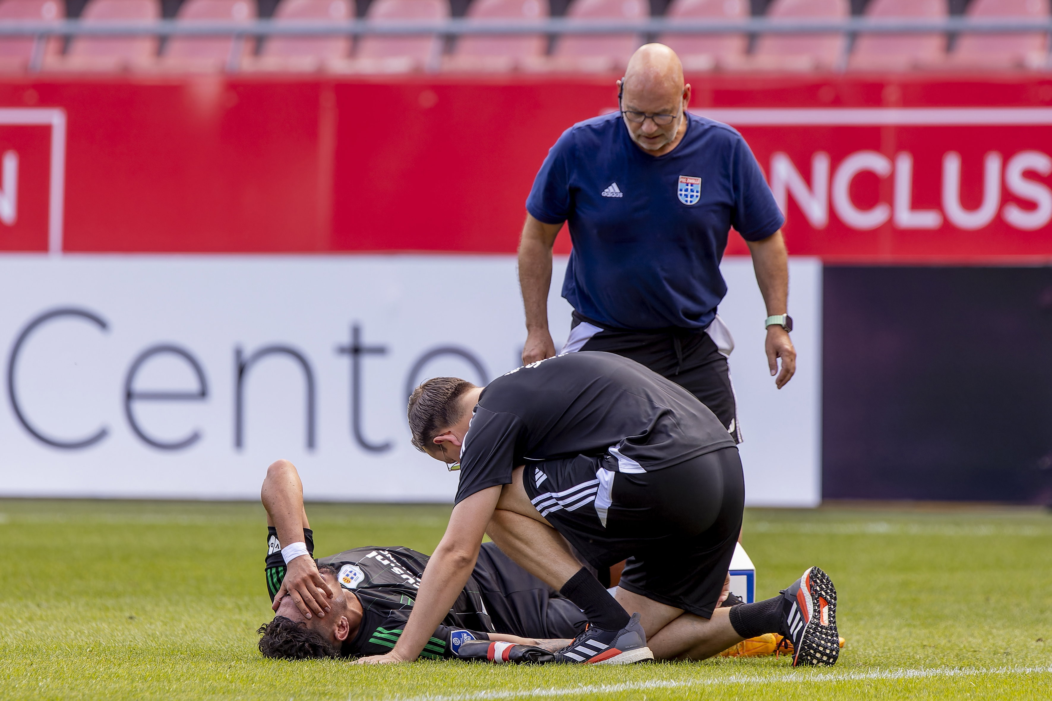 Tristan Gooijer geblesseerd op de grond