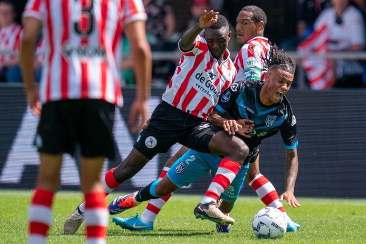 Joshua Kitolano in actie tegen Heracles Almelo
