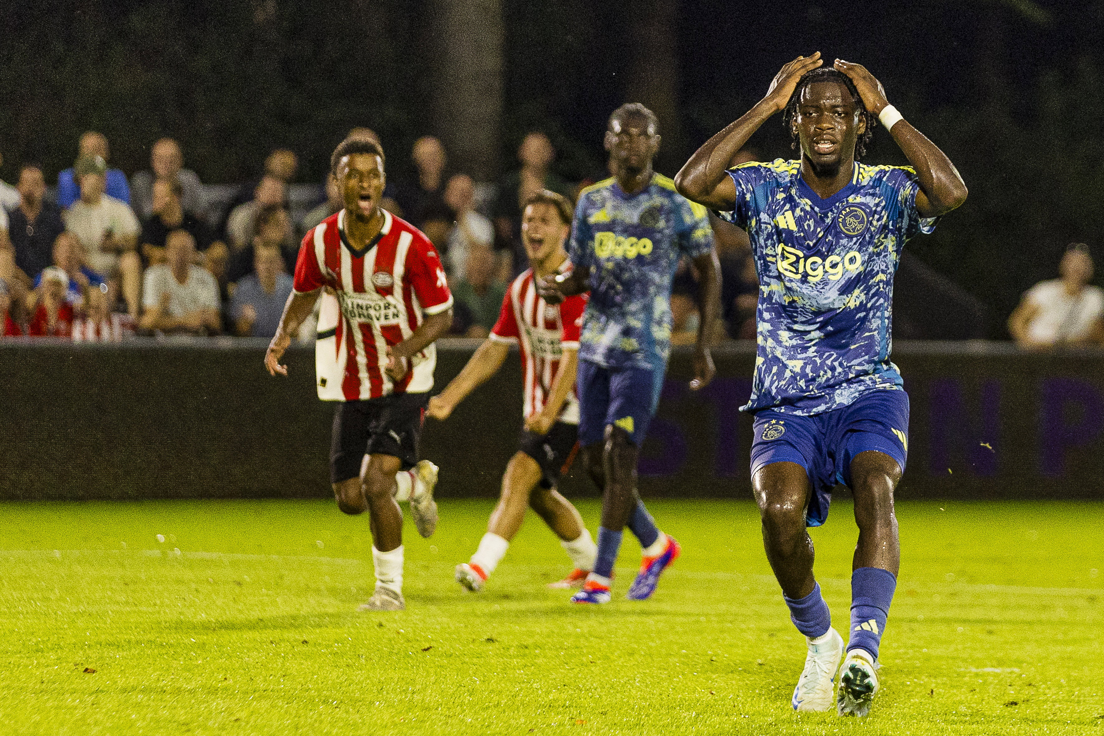 Don-Angelo Konadu na gemiste penalty tegen Jong PSV