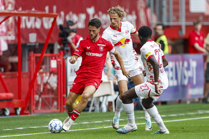 Ricky van Wolfswinkel in duel tegen RB Salzburg