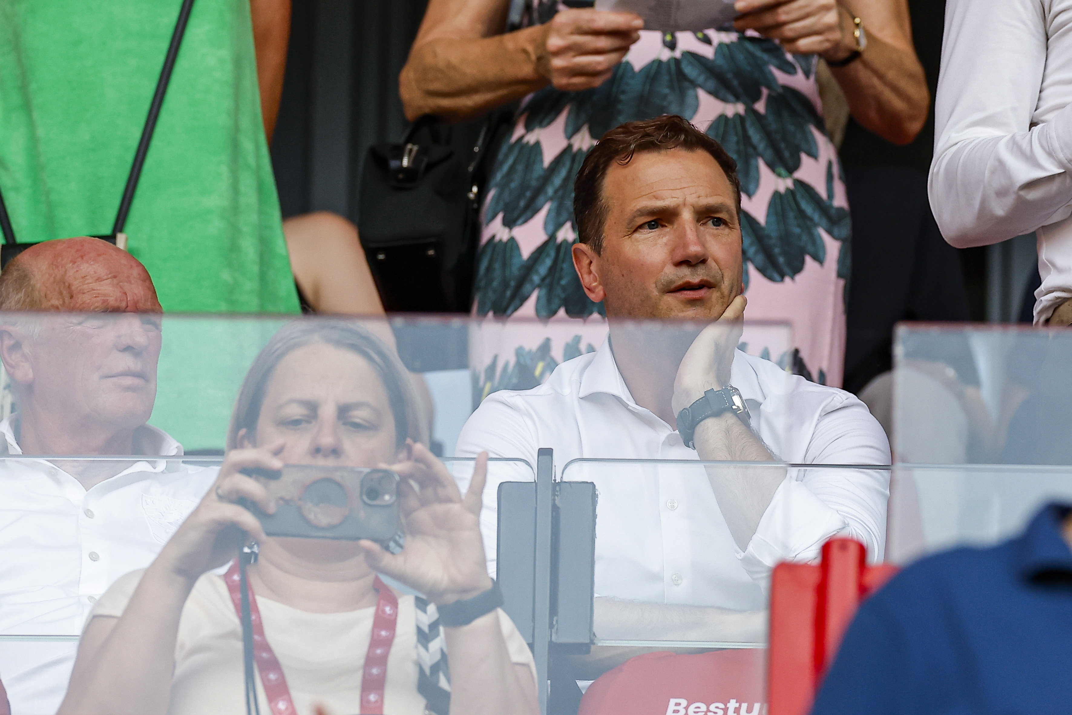 Arnold Bruggink op de tribune bij FC Twente