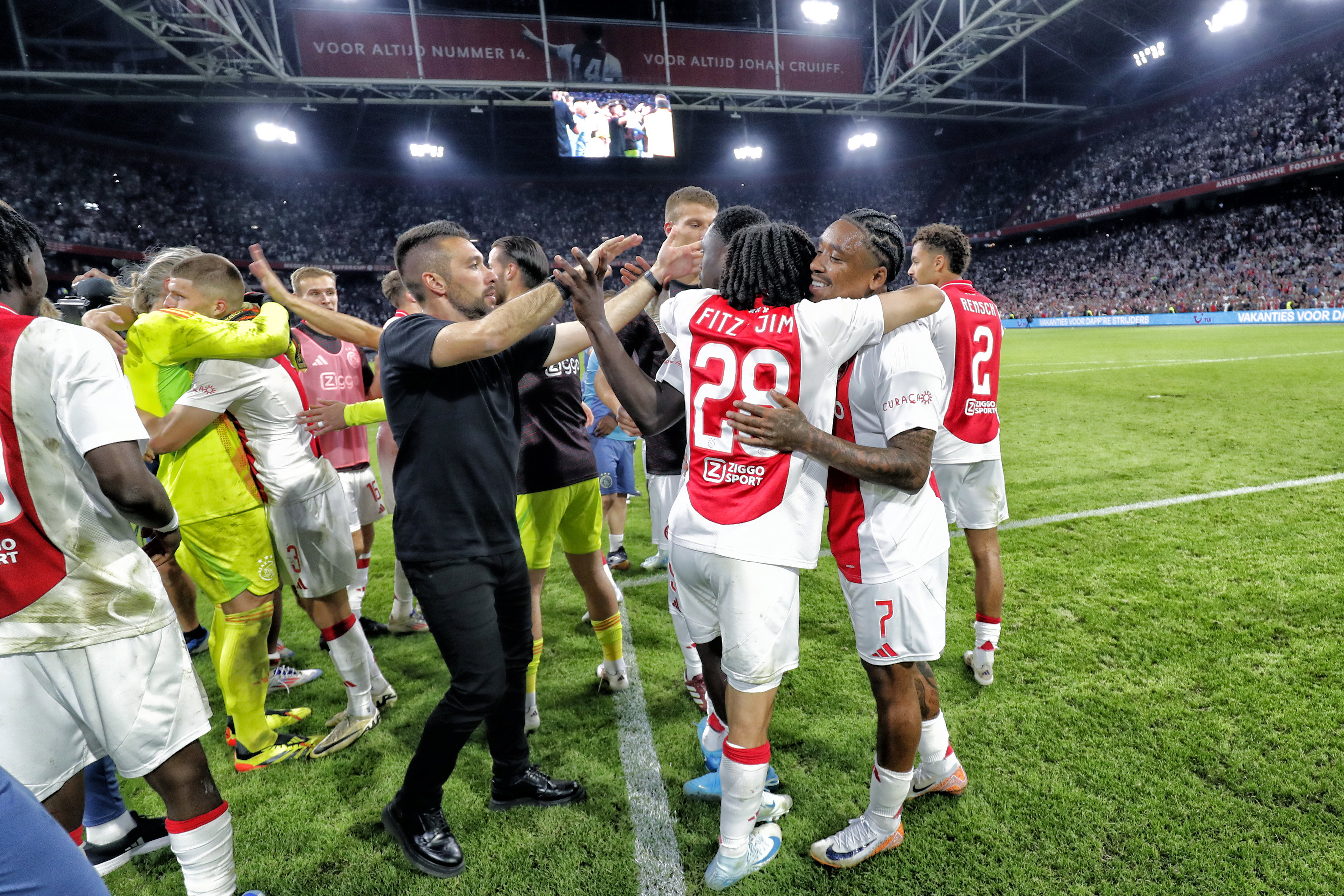 Francesco Farioli en Steven Bergwijn bij Ajax