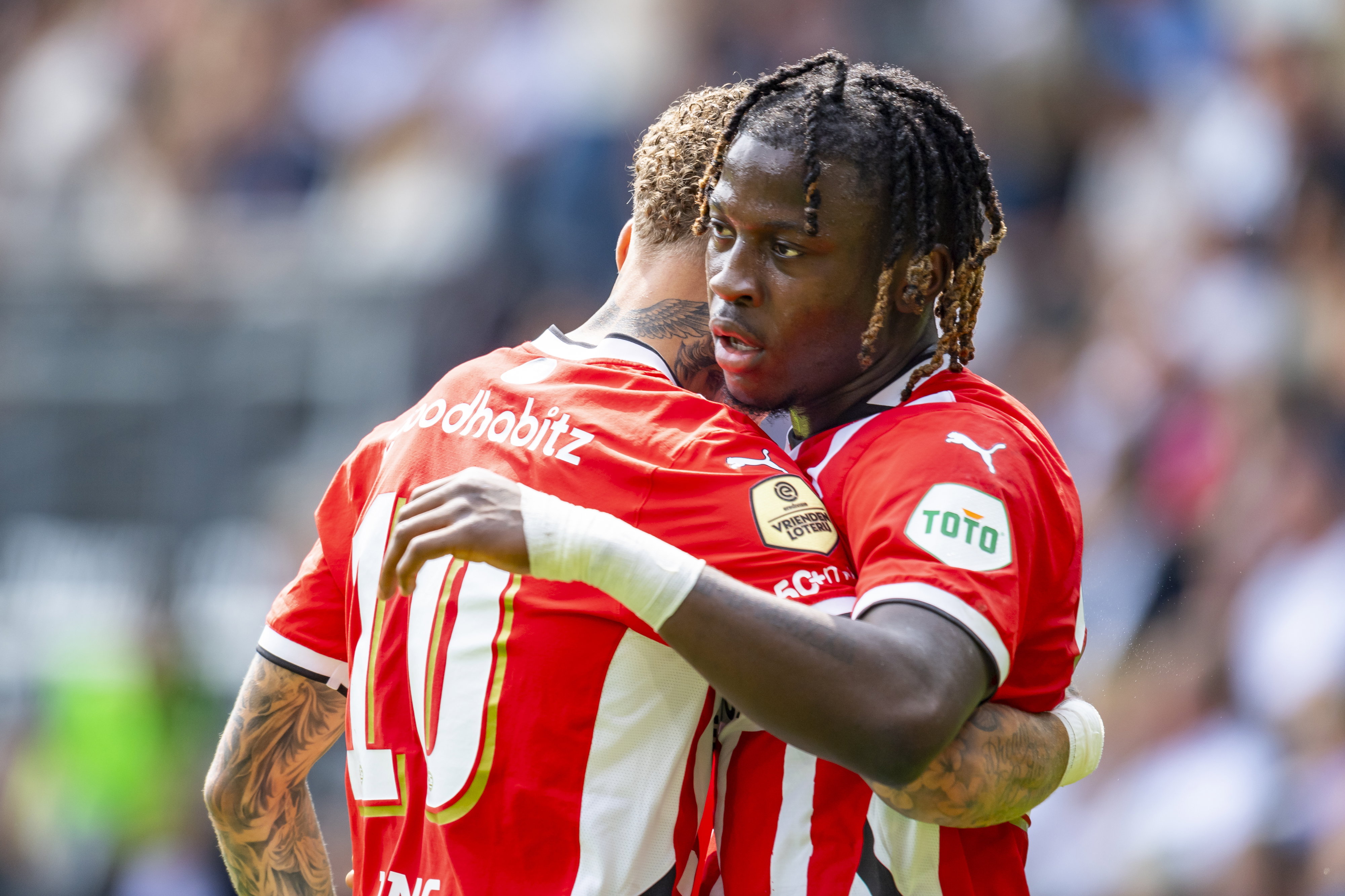 Noa Lang en Johan Bakayoko vieren een treffer tegen Heracles