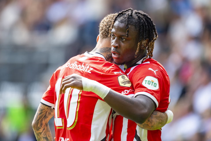 Noa Lang en Johan Bakayoko vieren een treffer tegen Heracles