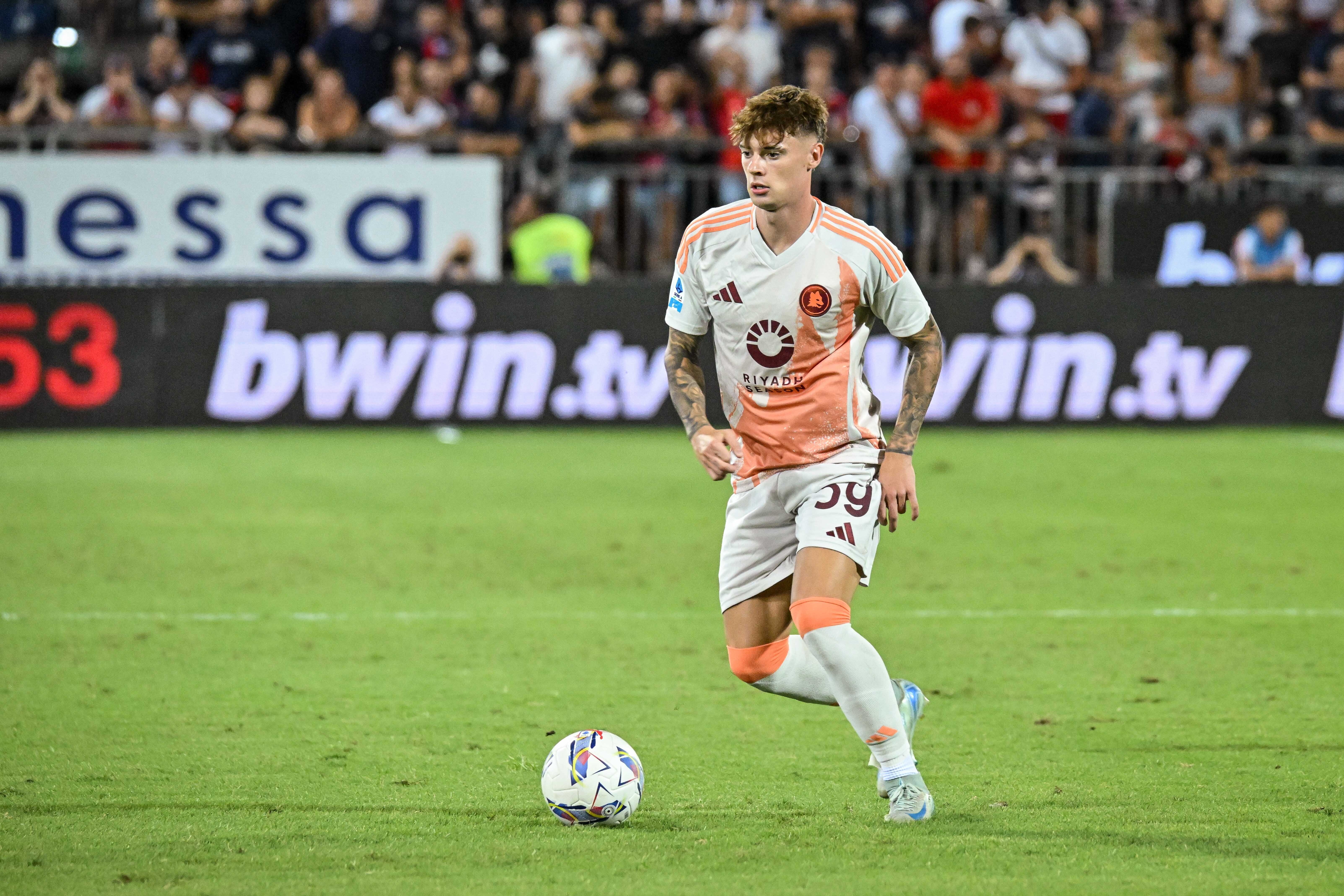 Nicola Zalewski namens AS Roma