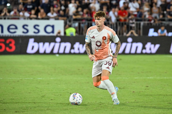 Nicola Zalewski namens AS Roma