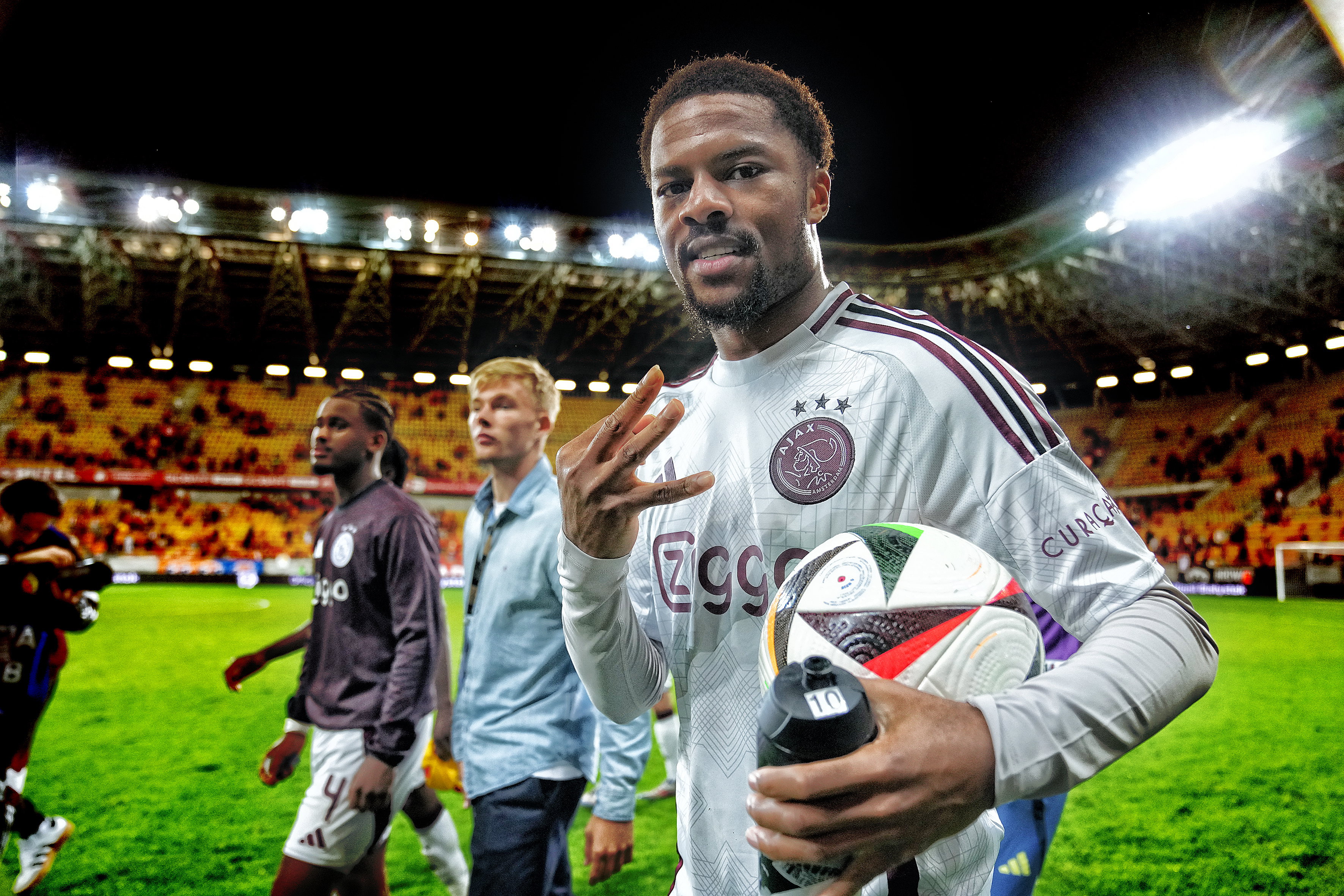 Chuba Akpom met de wedstrijdbal na een hattrick