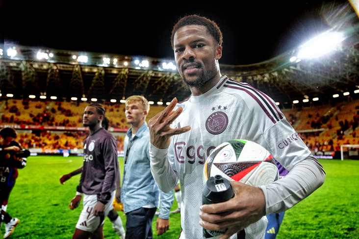 Chuba Akpom met de wedstrijdbal na een hattrick