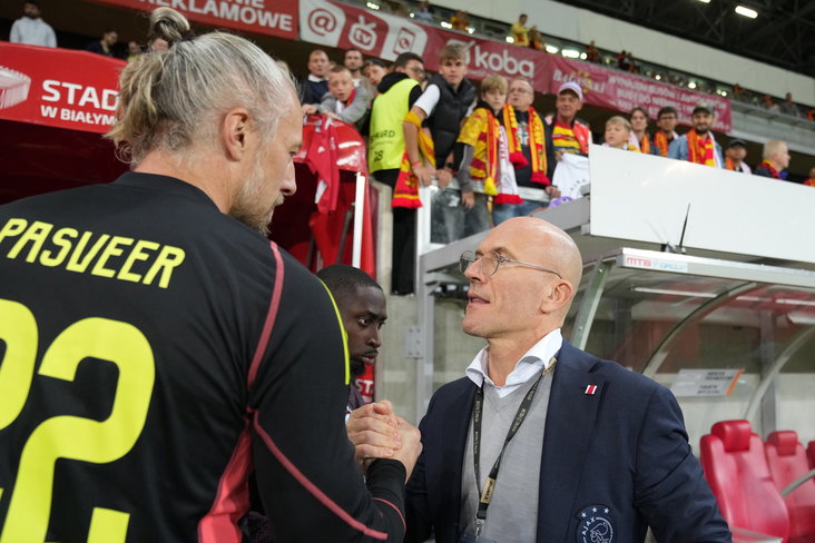 Alex Kroes schudt Remko Pasveer de hand