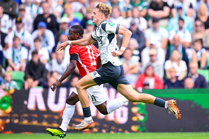 Jayden Addai in duel met Finn Stam