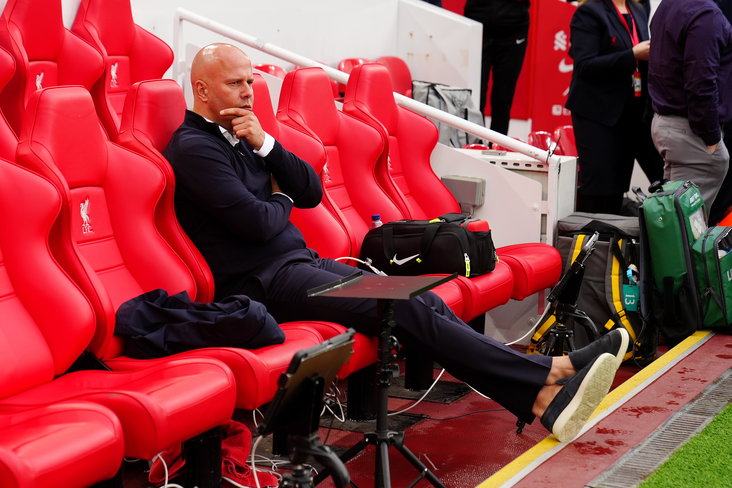 Arne Slot op de bank bij Liverpool