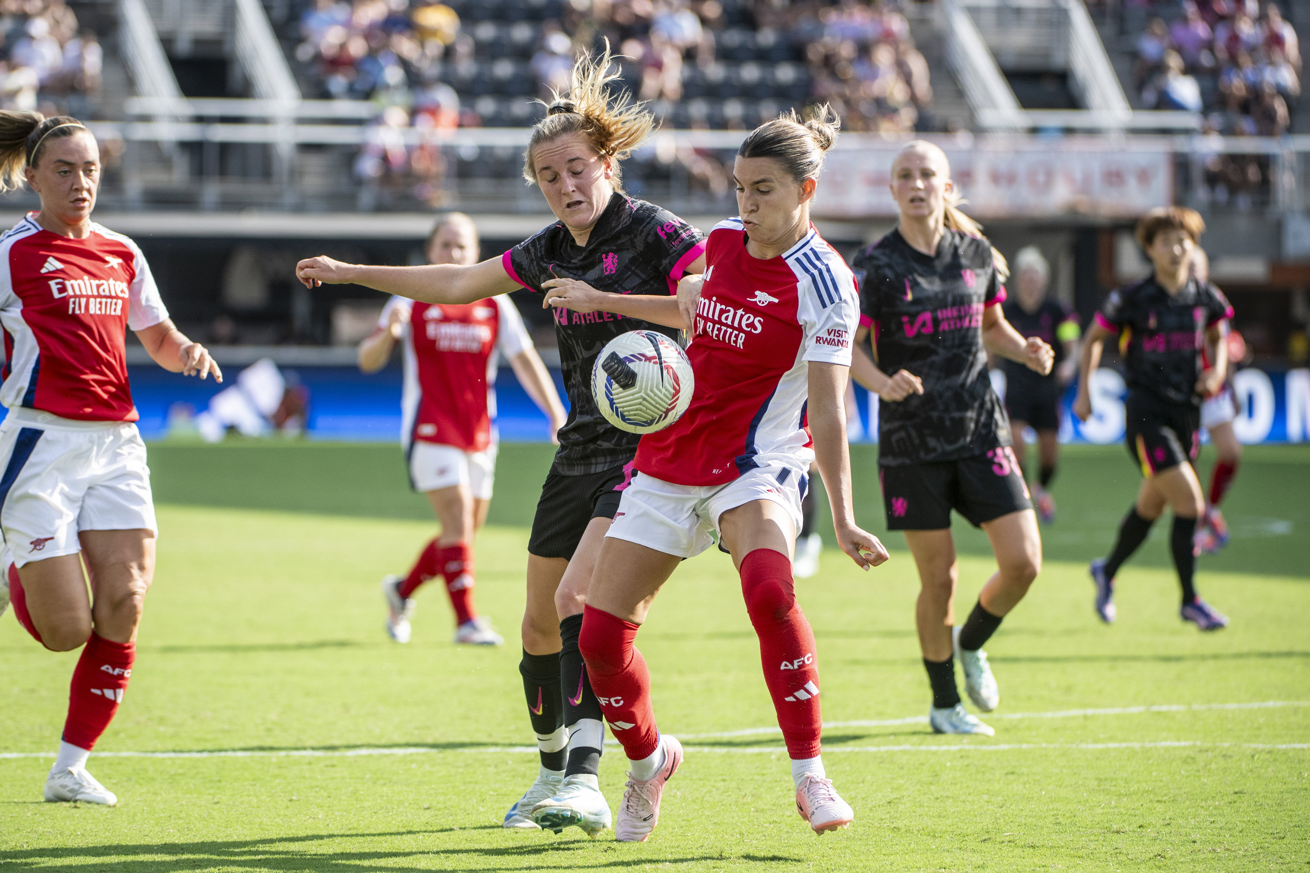 Wieke Kaptein (Chelsea) in duel met Steph Catley (Arsenal)