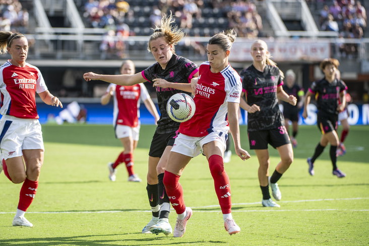 Wieke Kaptein (Chelsea) in duel met Steph Catley (Arsenal)