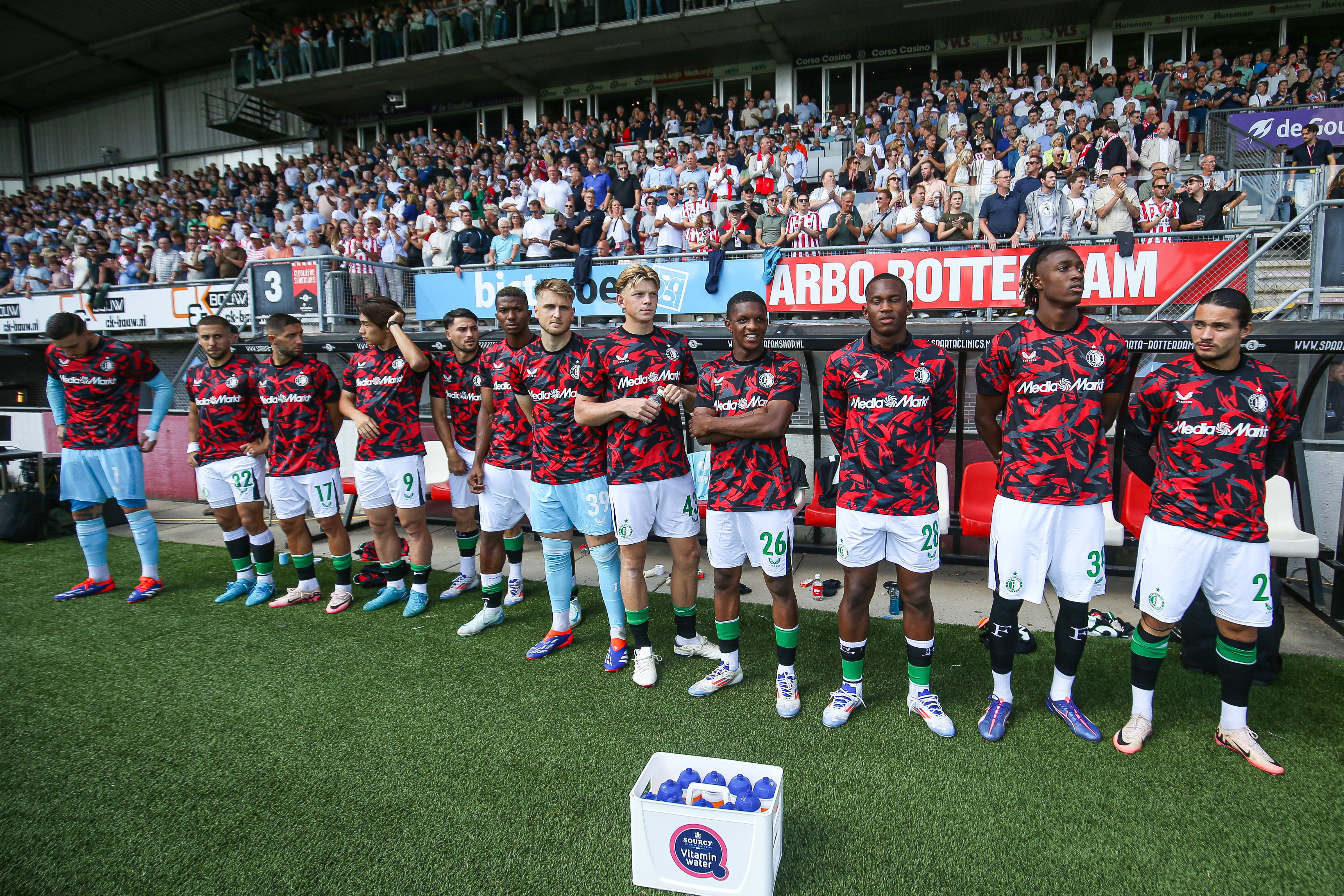 Feyenoord-spelers kijken naar hun teamgenoten