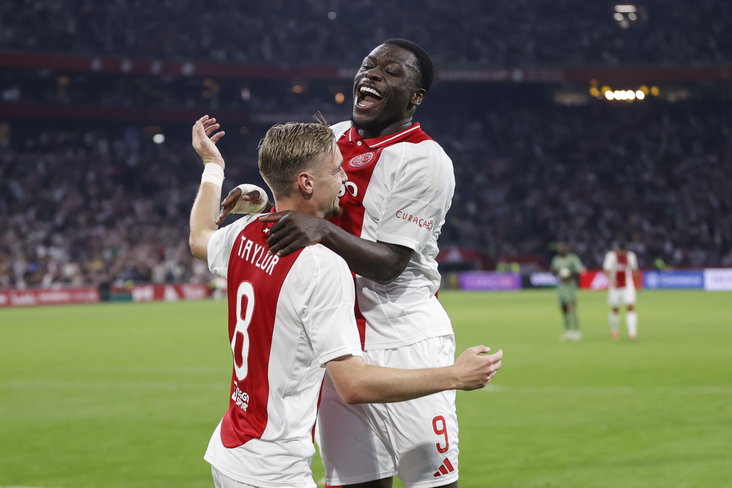 Kenneth Taylor en Brian Brobbey vieren een treffer van Ajax