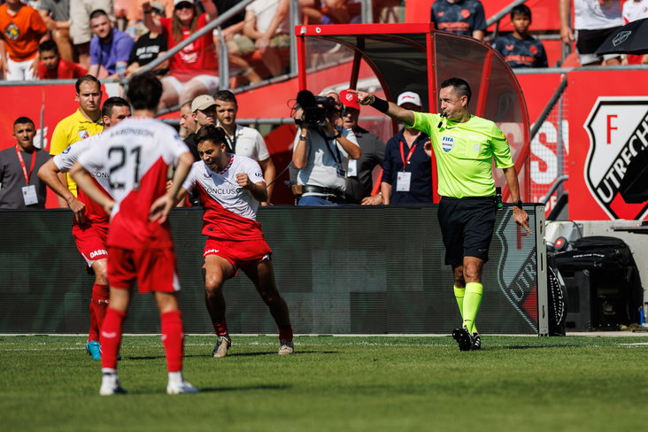 Dennis Higler keurt het doelpunt van FC Utrecht goed