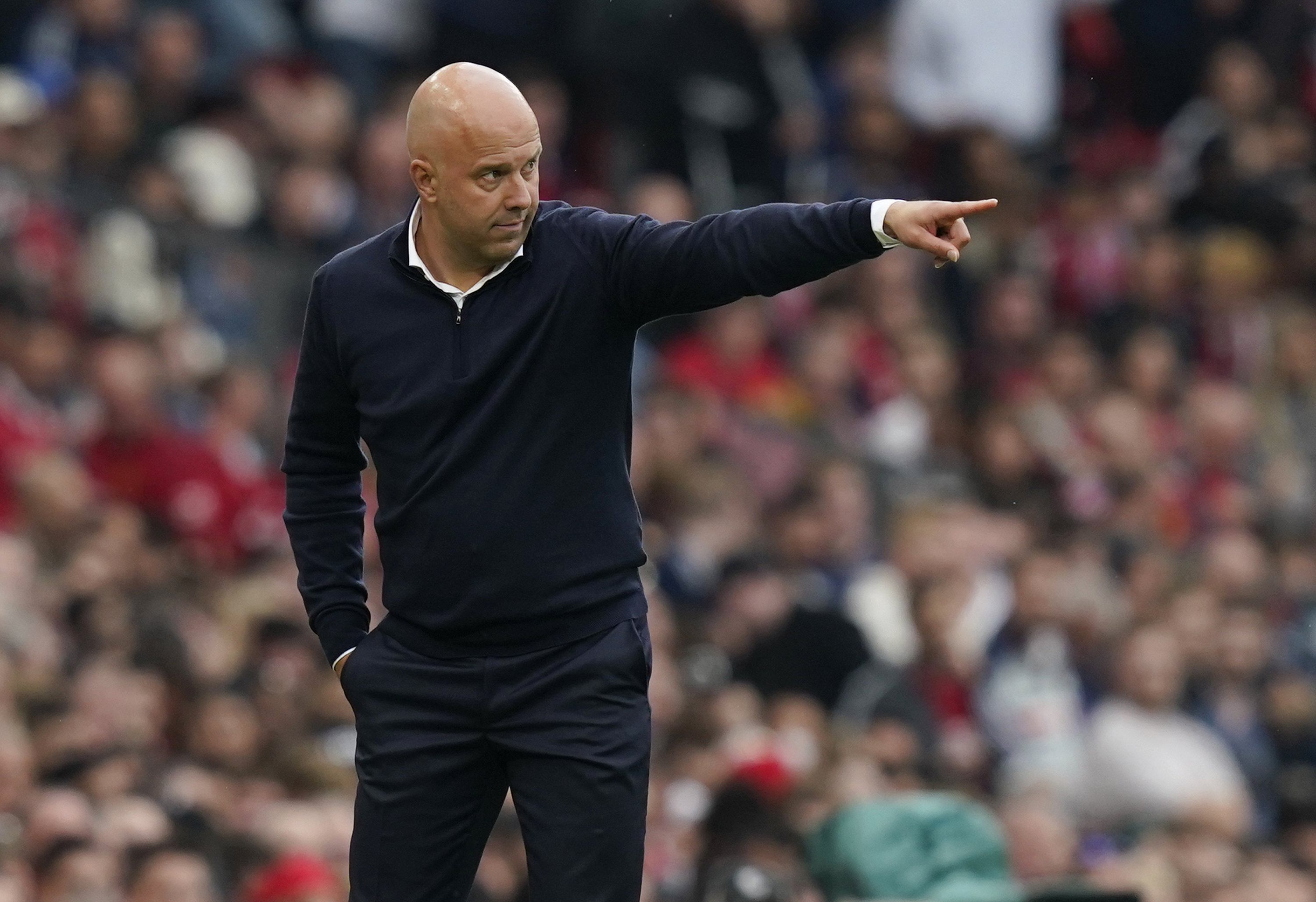 Arne Slot coacht zijn ploeg