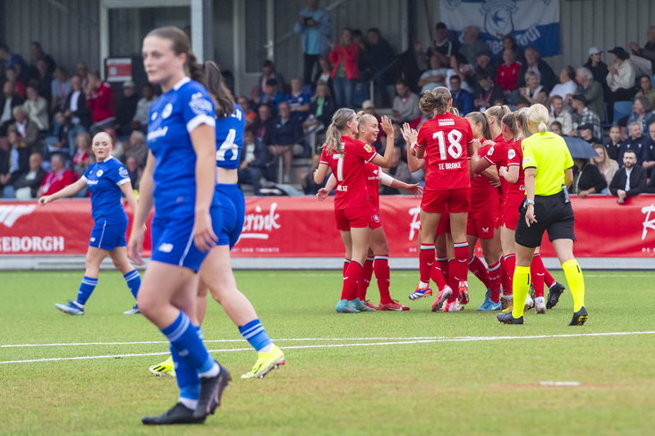 FC Twente juicht na een doelpunt tegen Cardiff City