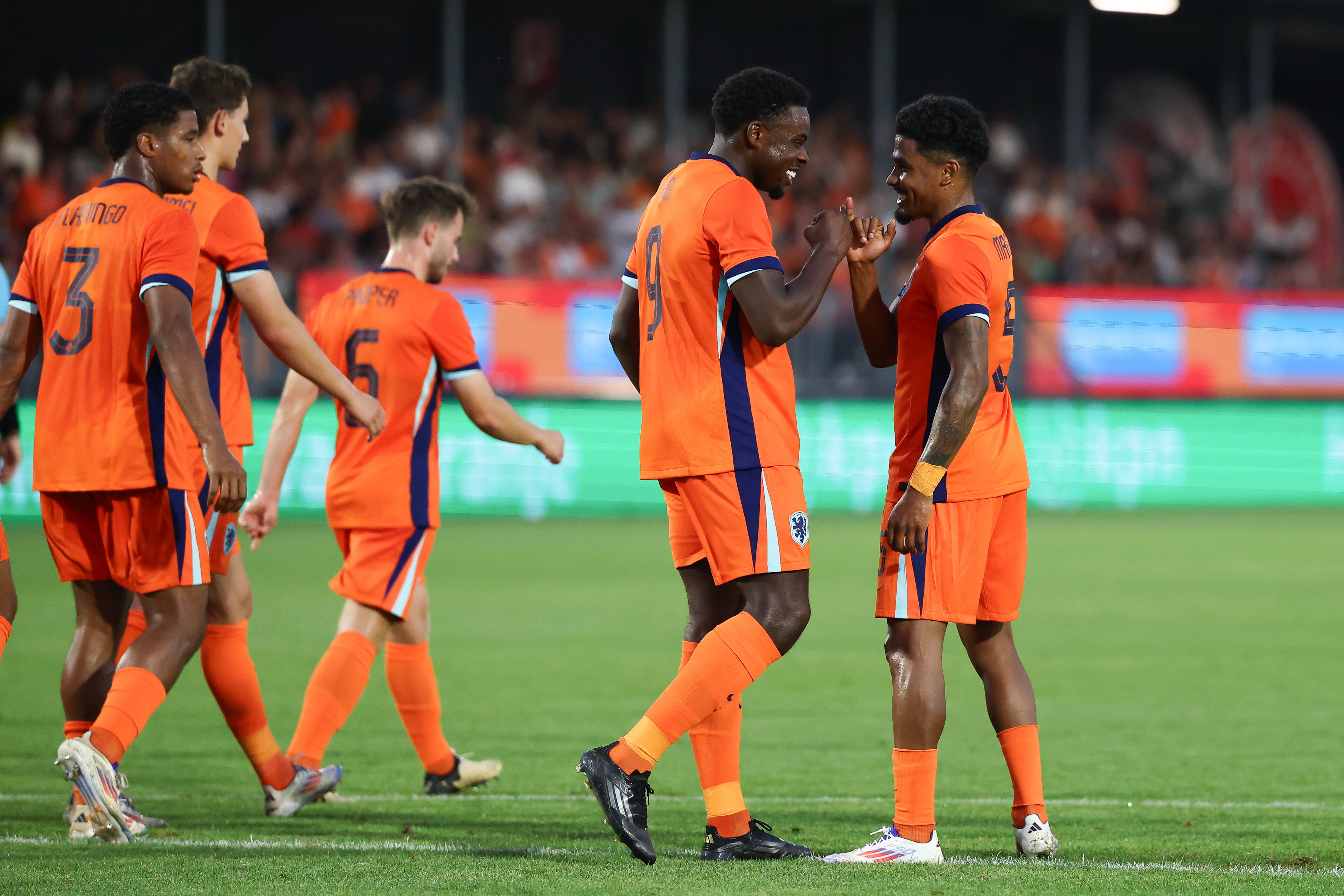 Noah Ohio wordt gefeliciteerd na zijn goal voor Jong Oranje