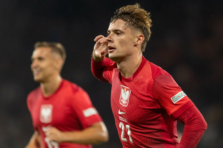 Nicola Zalewski viert een goal namens Polen