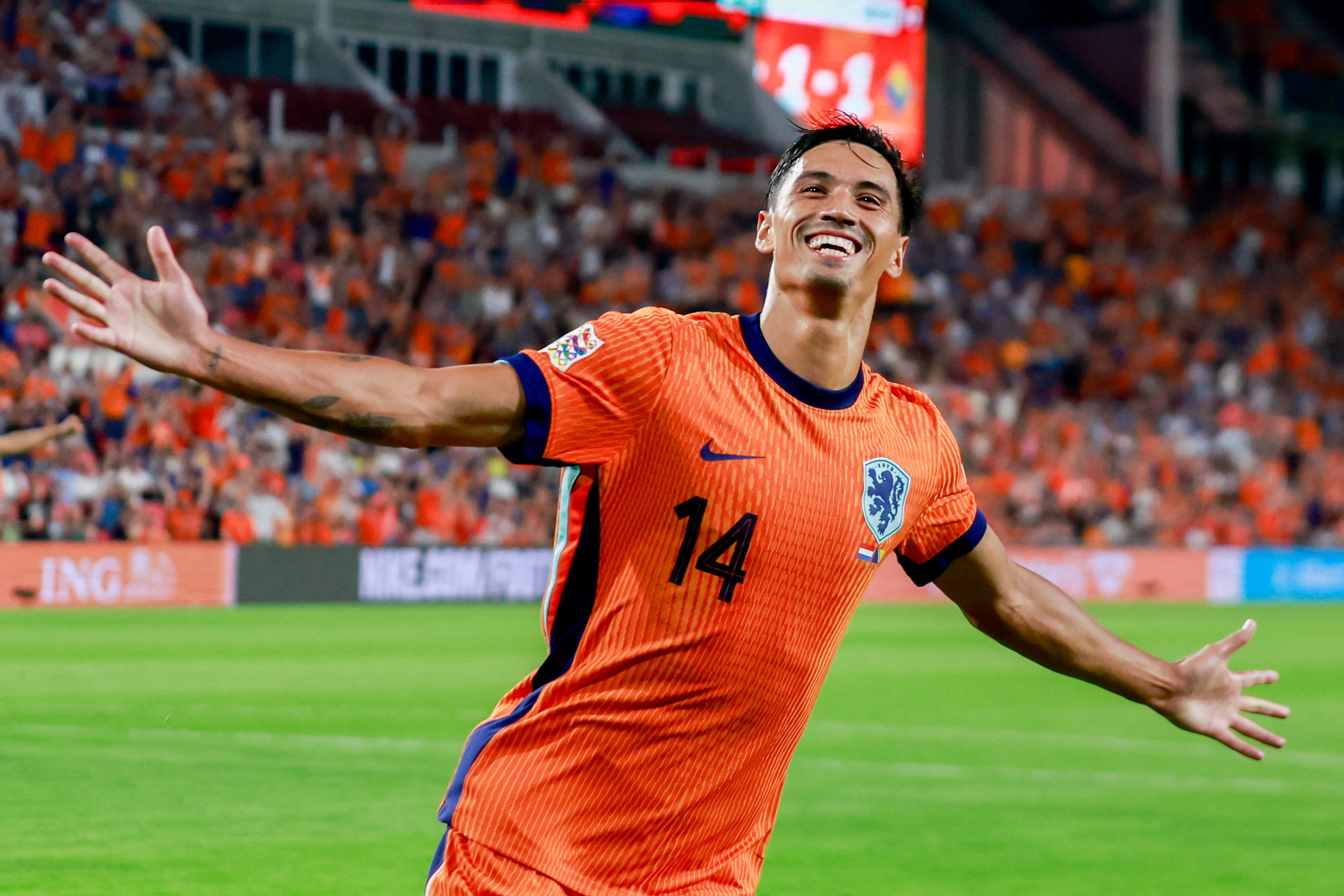 Tijjani Reijnders juicht na een goal voor Oranje