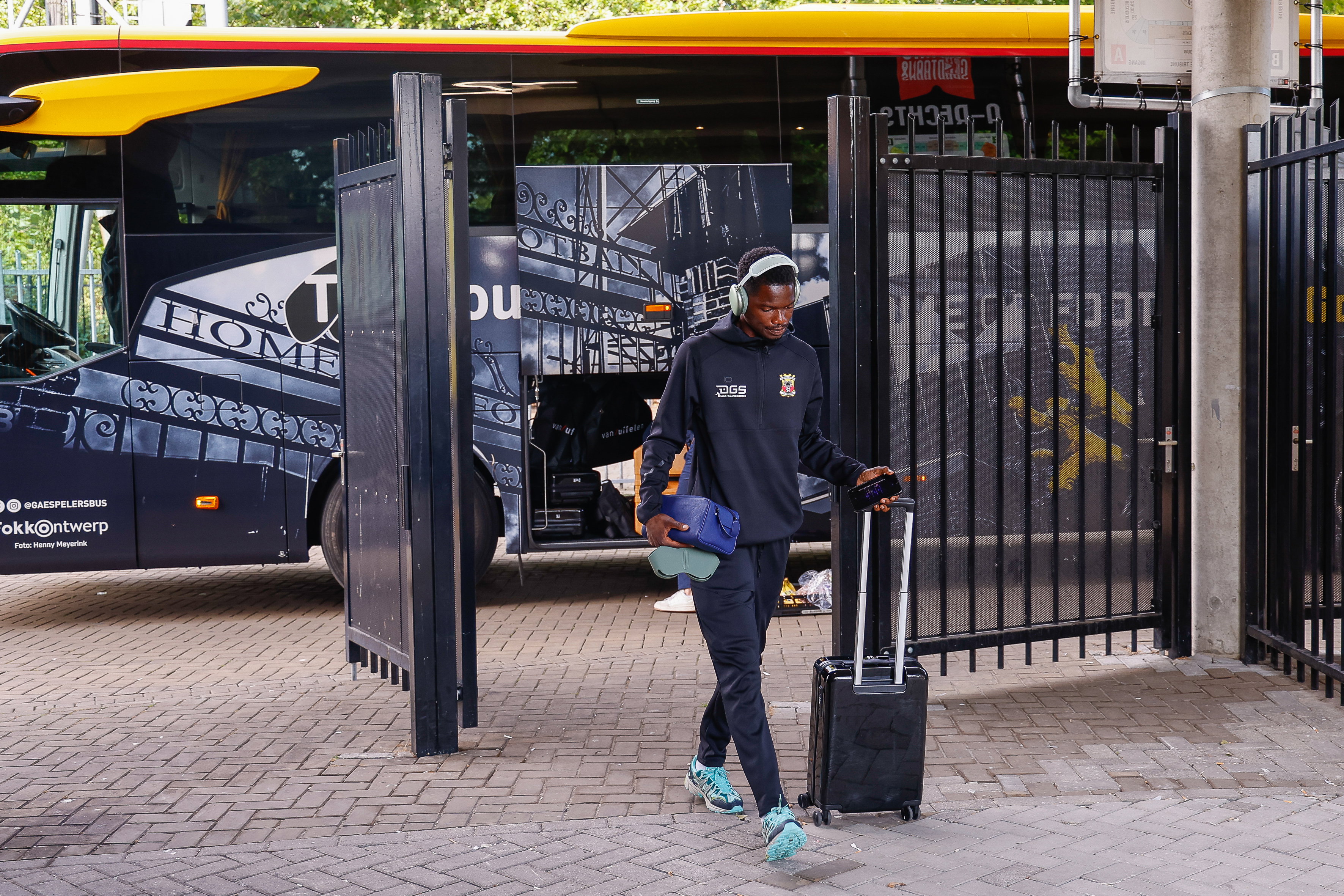 Jamal Amofa bij de spelersbus van Go Ahead Eagles