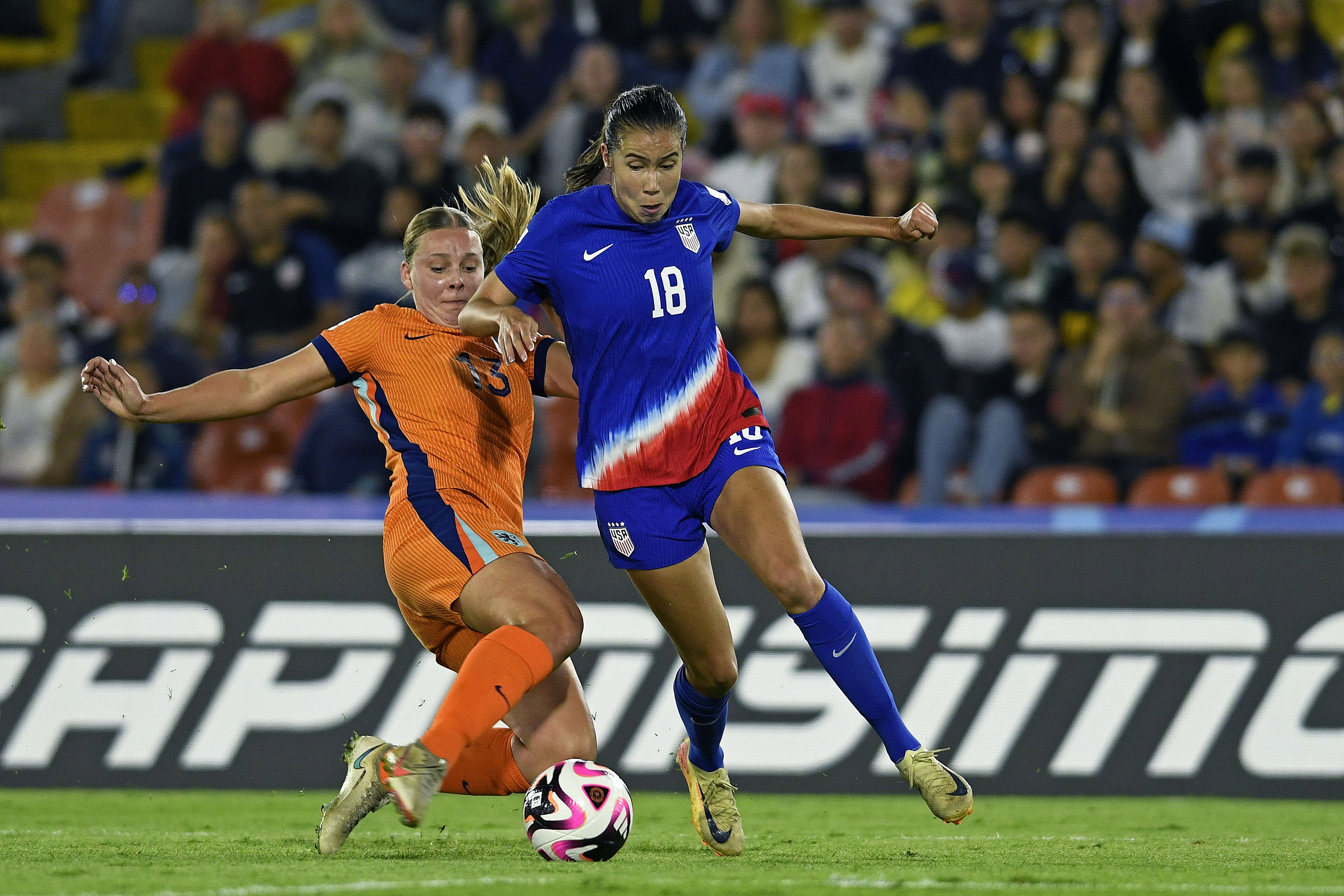 Eef Smits op het WK O20 in actie tegen de Verenigde Staten