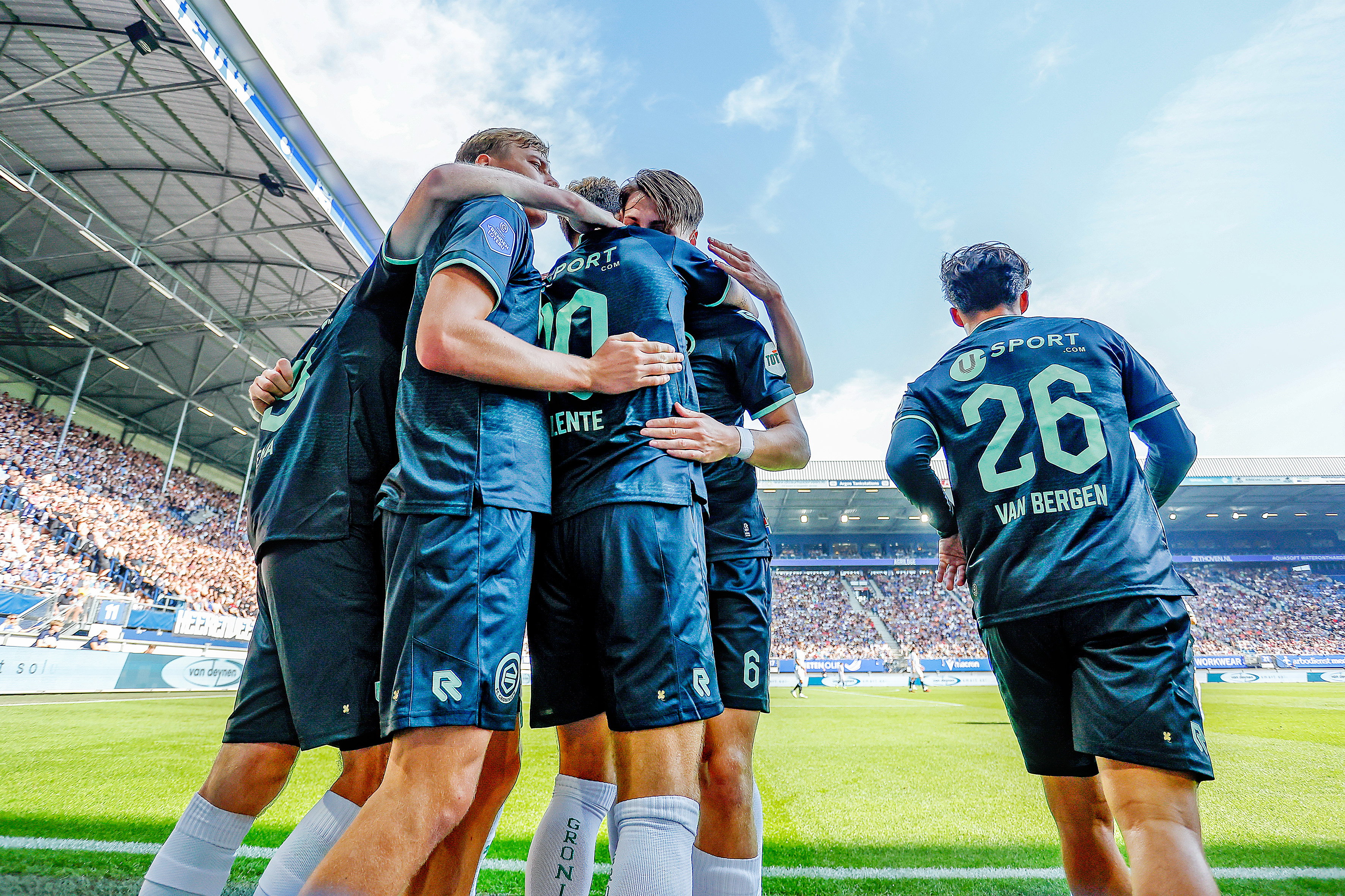 FC Groningen tijdens de uitwedstrijd tegen SC Heerenveen