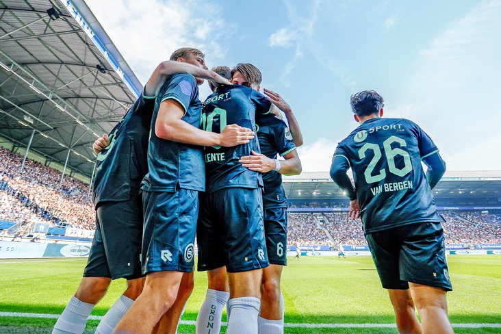 FC Groningen tijdens de uitwedstrijd tegen SC Heerenveen