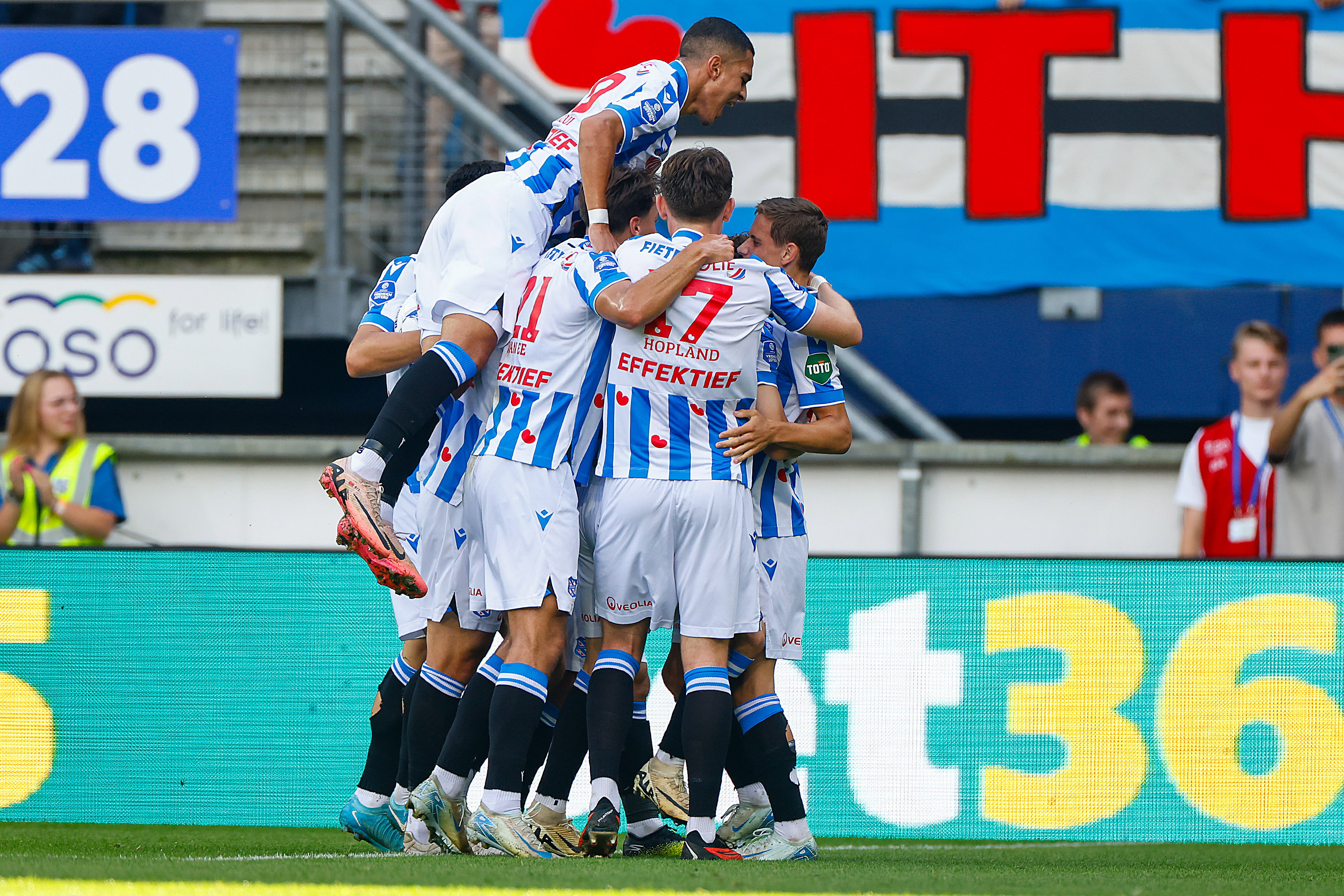 SC Heerenveen scoort