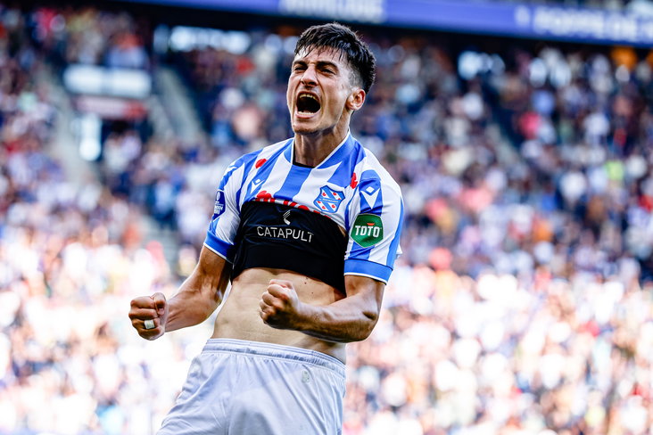Ion Nicolaescu viert treffer tegen FC Groningen