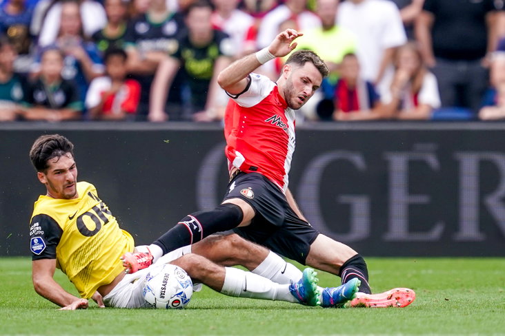 Santiago Giménez in het duel met NAC
