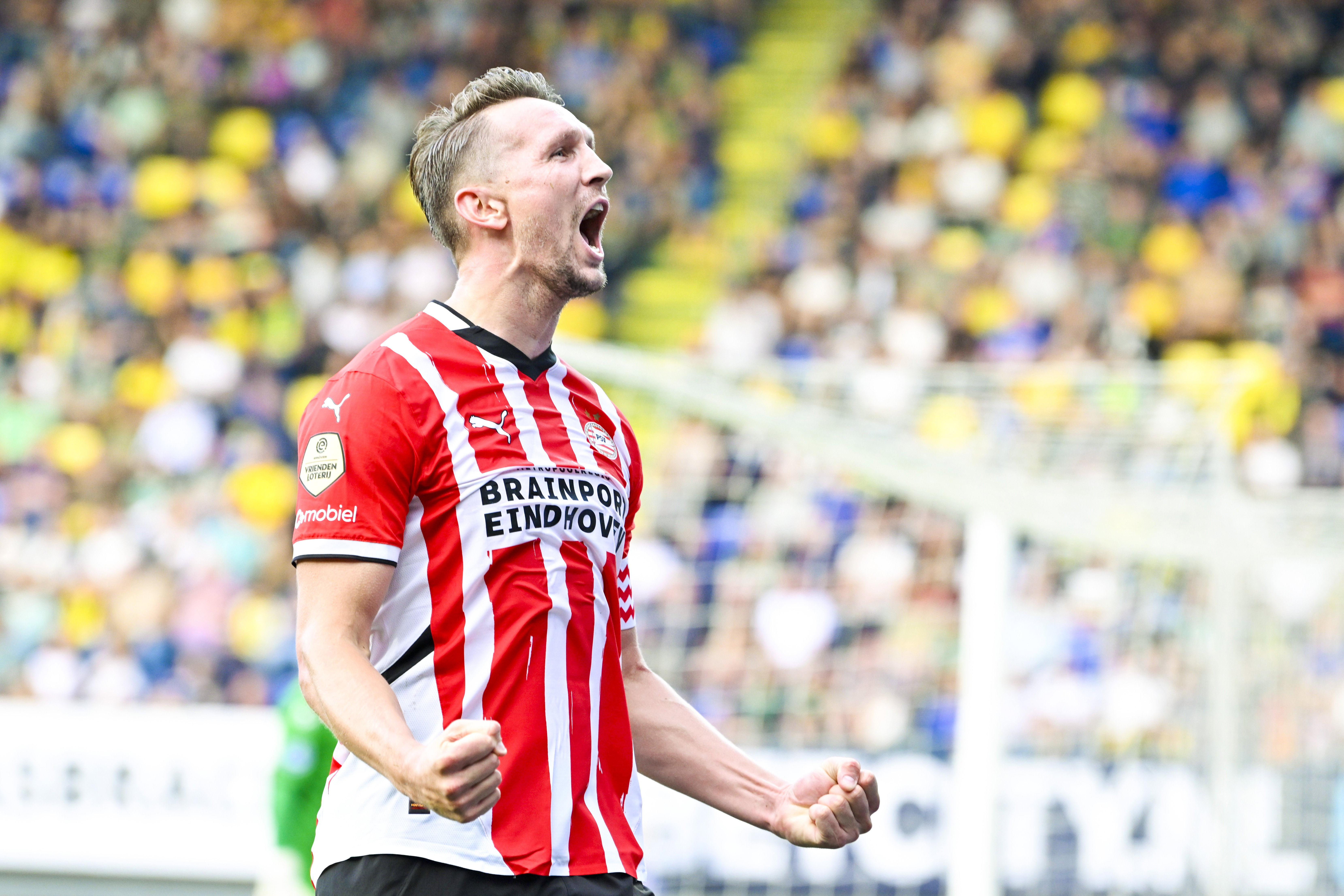 Luuk de Jong viert zijn treffer tegen Fortuna Sittard