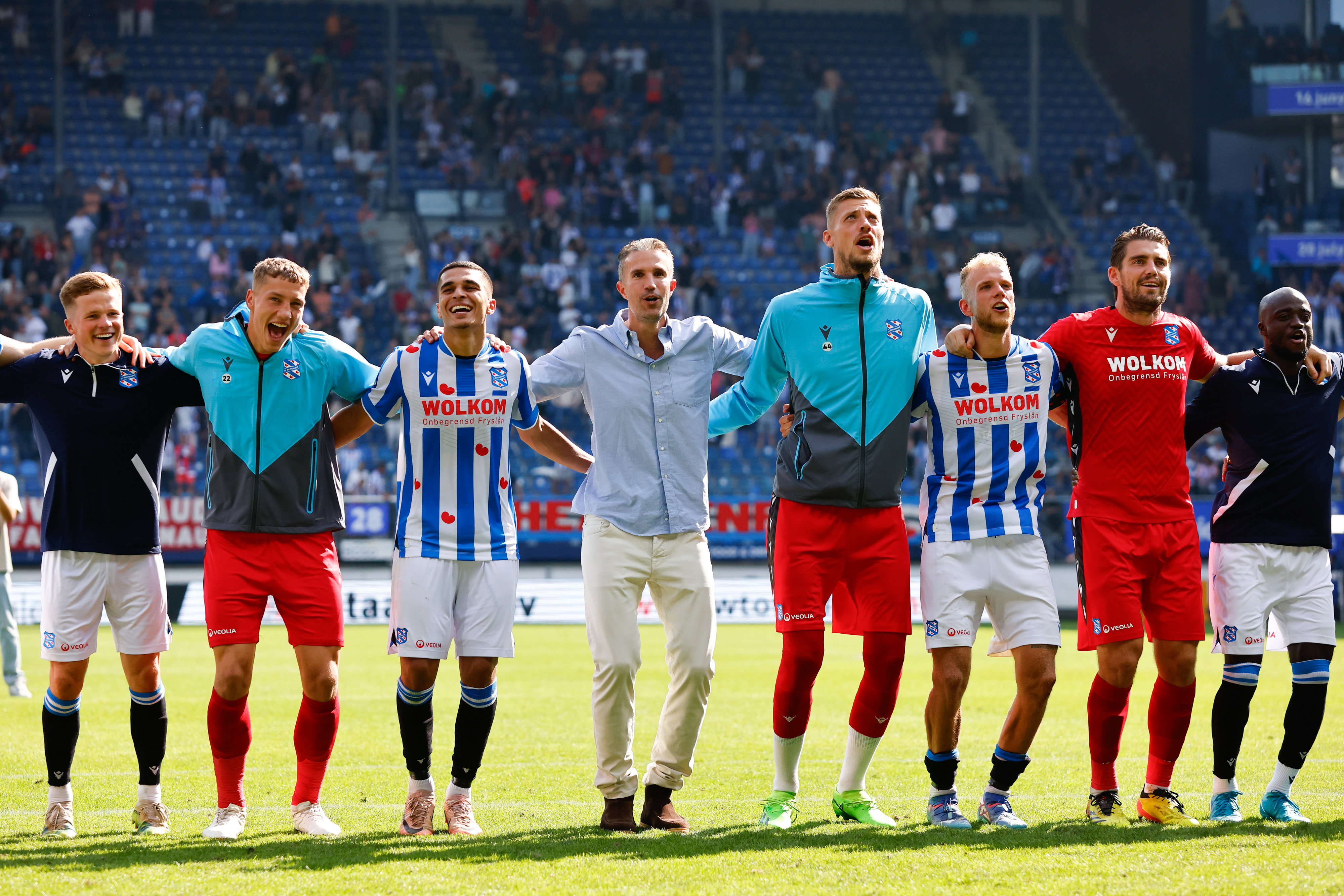 SC Heerenveen viert feest na de derby, Robin van Persie doet mee