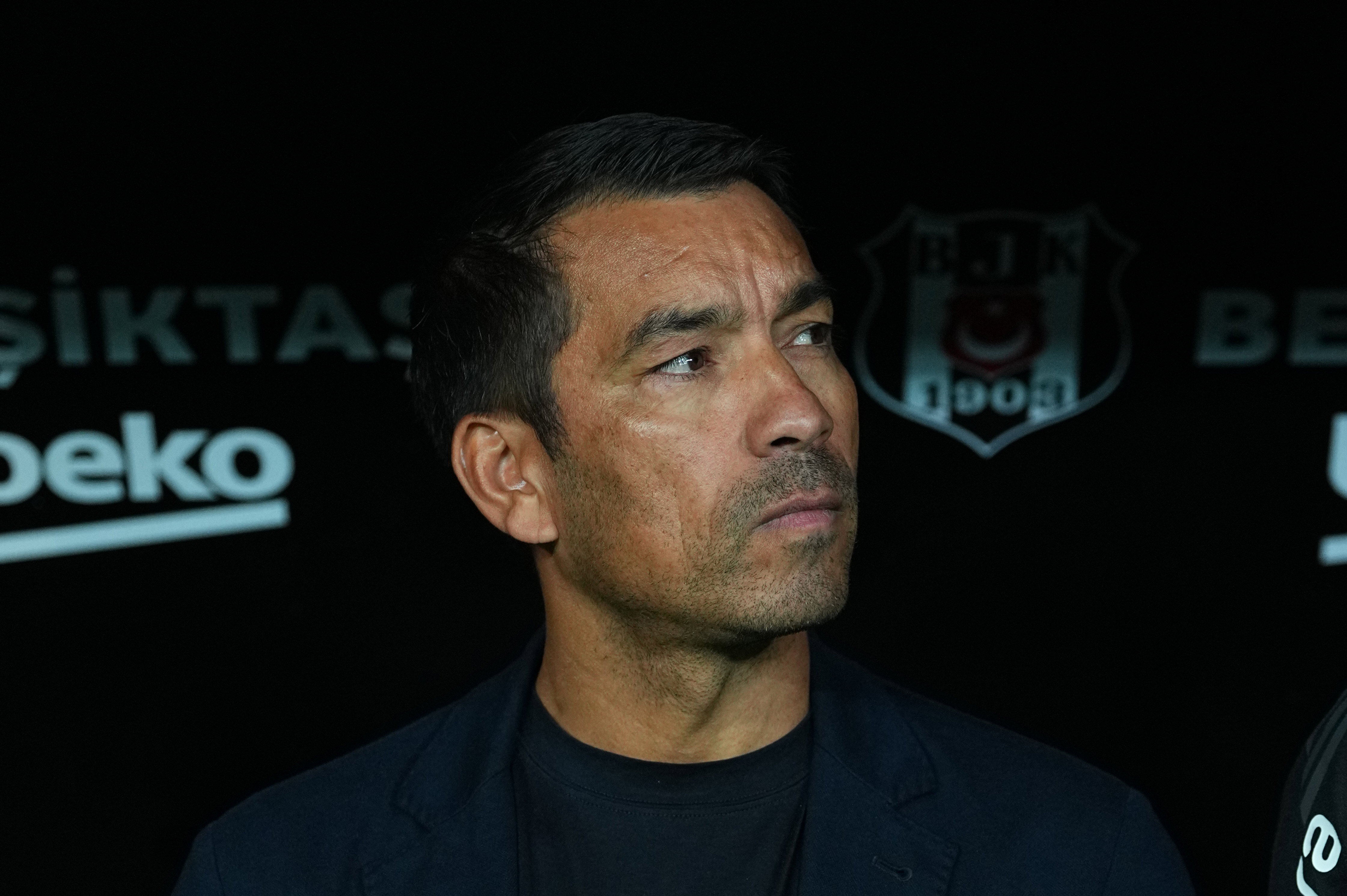 Giovanni van Bronckhorst in de dug out van Besiktas