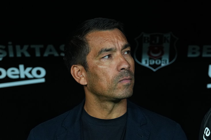 Giovanni van Bronckhorst in de dug out van Besiktas