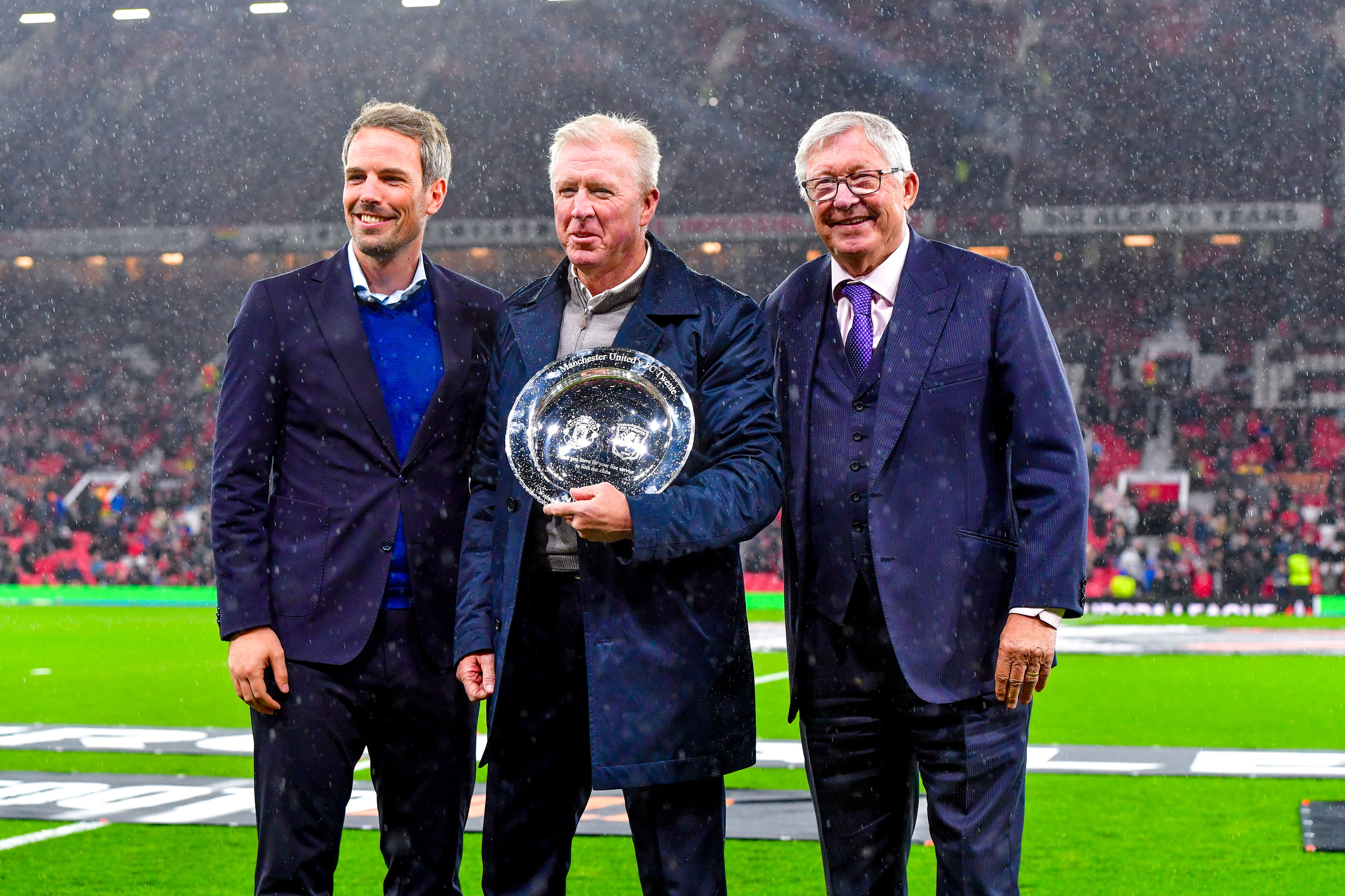 Wout Brama, de net geëerde Steve McClaren en Sir Alex Ferguson in Old Trafford