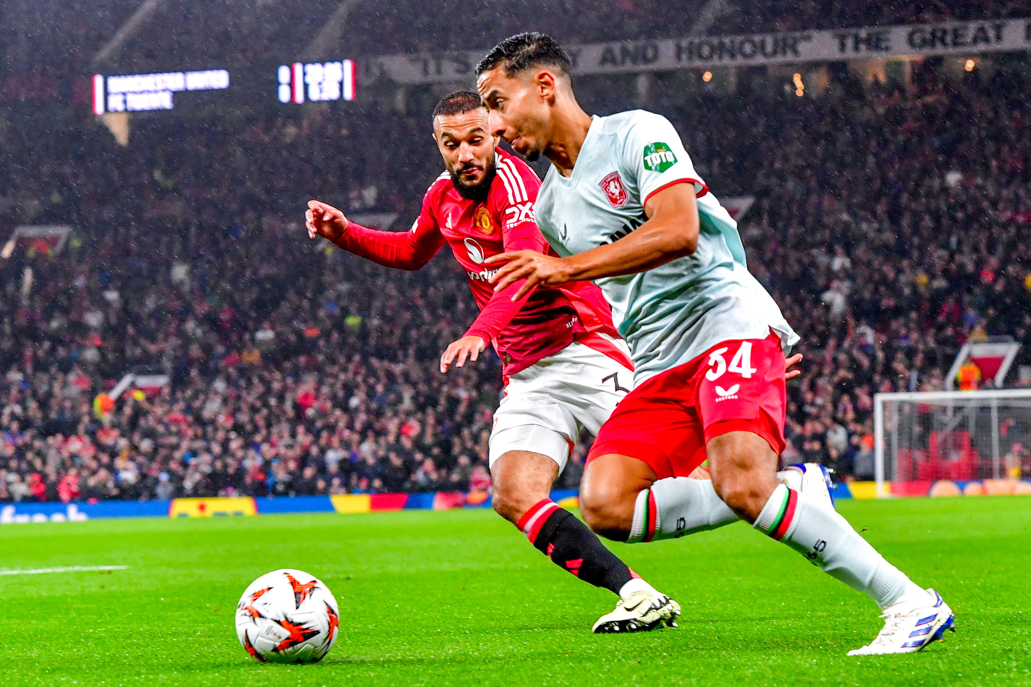Noussair Mazraoui in duel met Anass Salah-Edinne