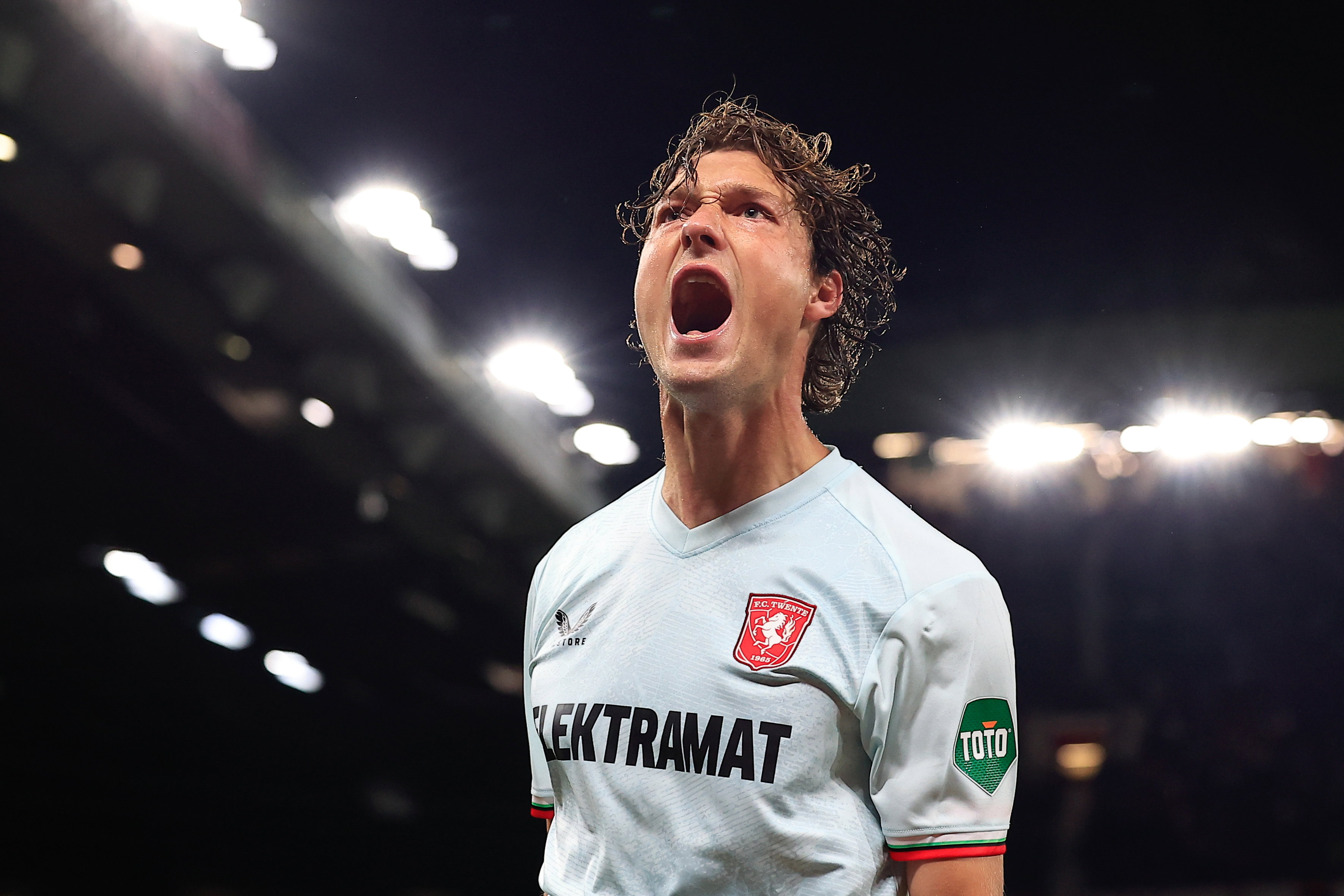 Sam Lammers viert zijn gelijkmaker in Manchester
